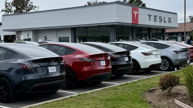 Automotive NewsU.S. EV registration slump continues in May with 5.9% decline despite automaker, government discountsTwo straight months of falling registrations show a difficult market for EVs, even before the 00 EV tax incentive expires Sept. 30..1 day ago